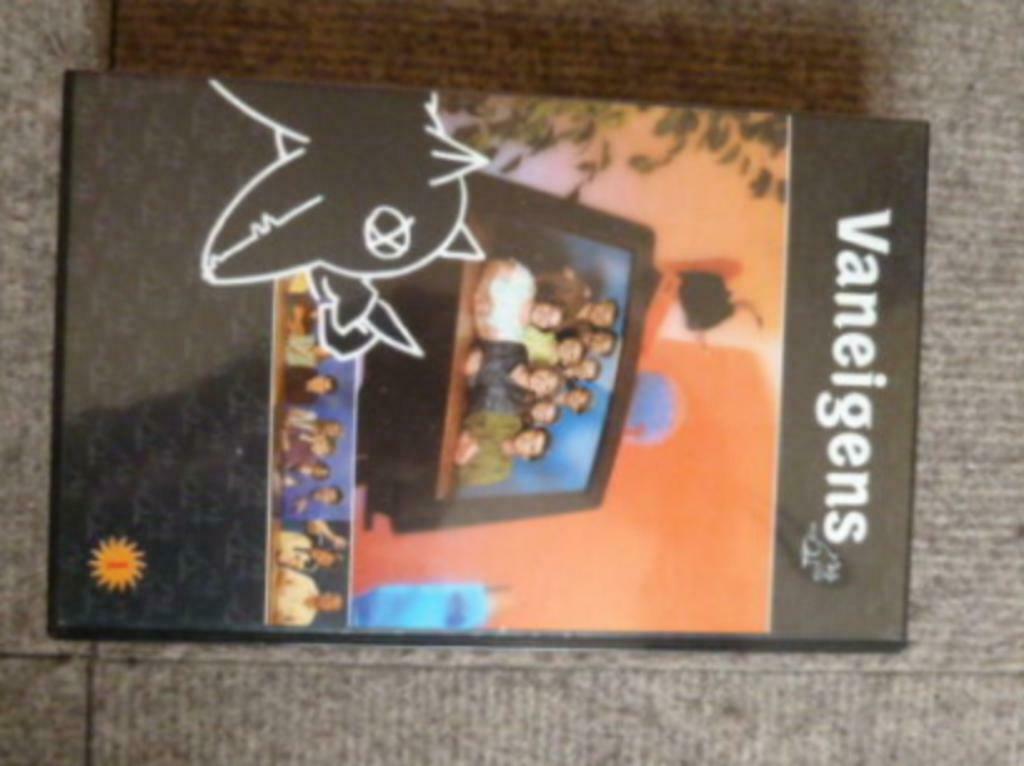 VHS video cassette VANEIGENS uit Man bijt hond, Alle leeftijden, Ophalen of Verzenden, Tv-serie of Tv-programma