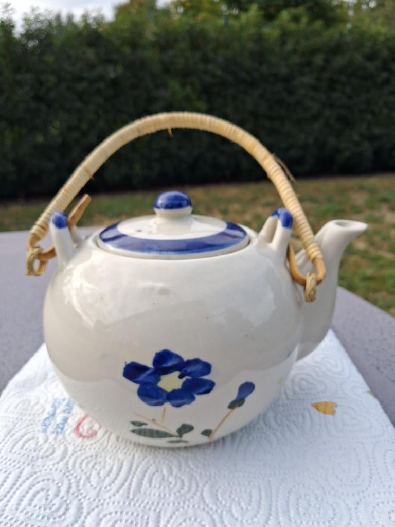 Theepot (wit met blauw) en 6 kopjes, Ophalen, Nieuw, Kop(pen) en/of Schotel(s)