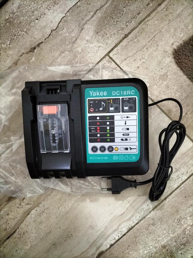 Lader voor makita batterijen LION  14 en 18 volt, Enlèvement, Comme neuf