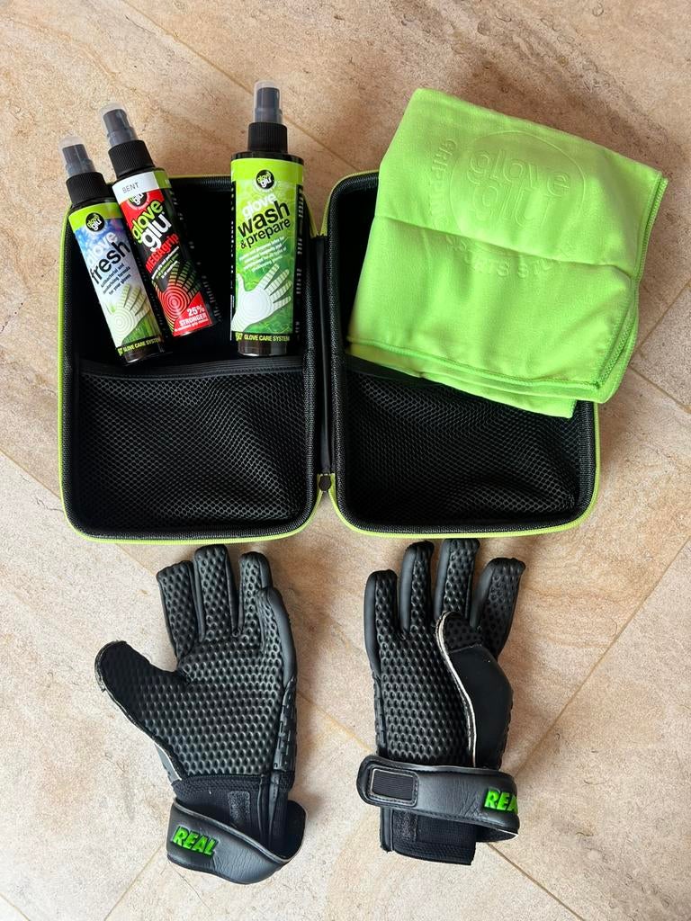 Voor elke keeper: de Glove Glu case, Ophalen