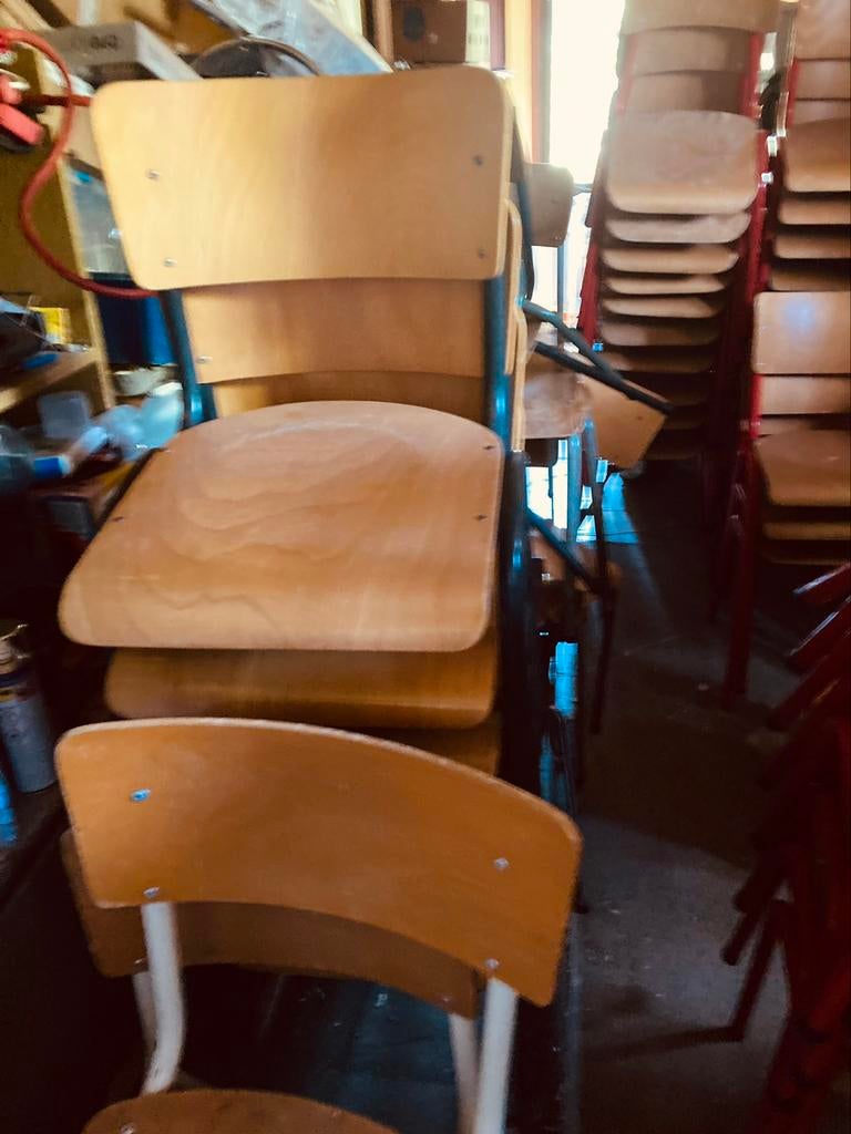 Vintage houten schoolstoelen en stapelstoelen, Ophalen
