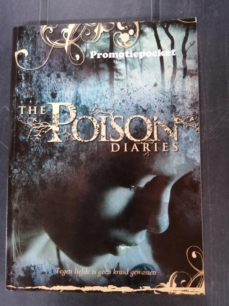 The Poison Diaries / Het Drakenmeisje, Boeken, Ophalen of Verzenden, Gelezen