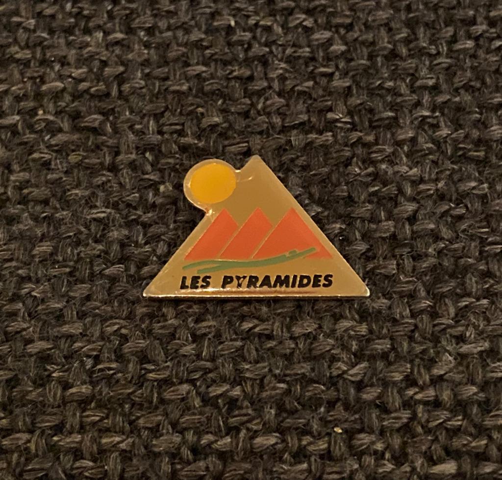 PIN - LES PYRAMIDES, Envoi, Utilisé, Autres sujets/thèmes, Insigne ou Pin's