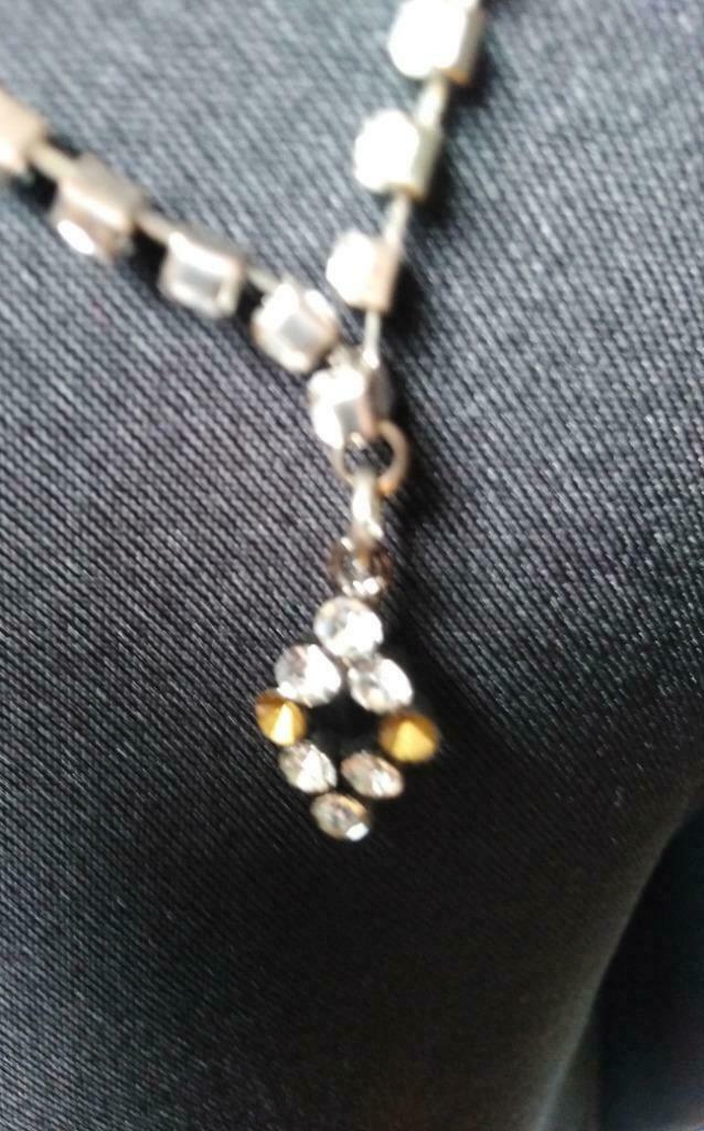 Long collier avec strass, Avec pendentif, Enlèvement ou Envoi, Comme neuf, Autres matériaux