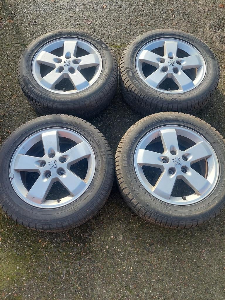 Winterbanden Peugeot 205/R16 96H, Ophalen, Winterbanden, Velg(en)