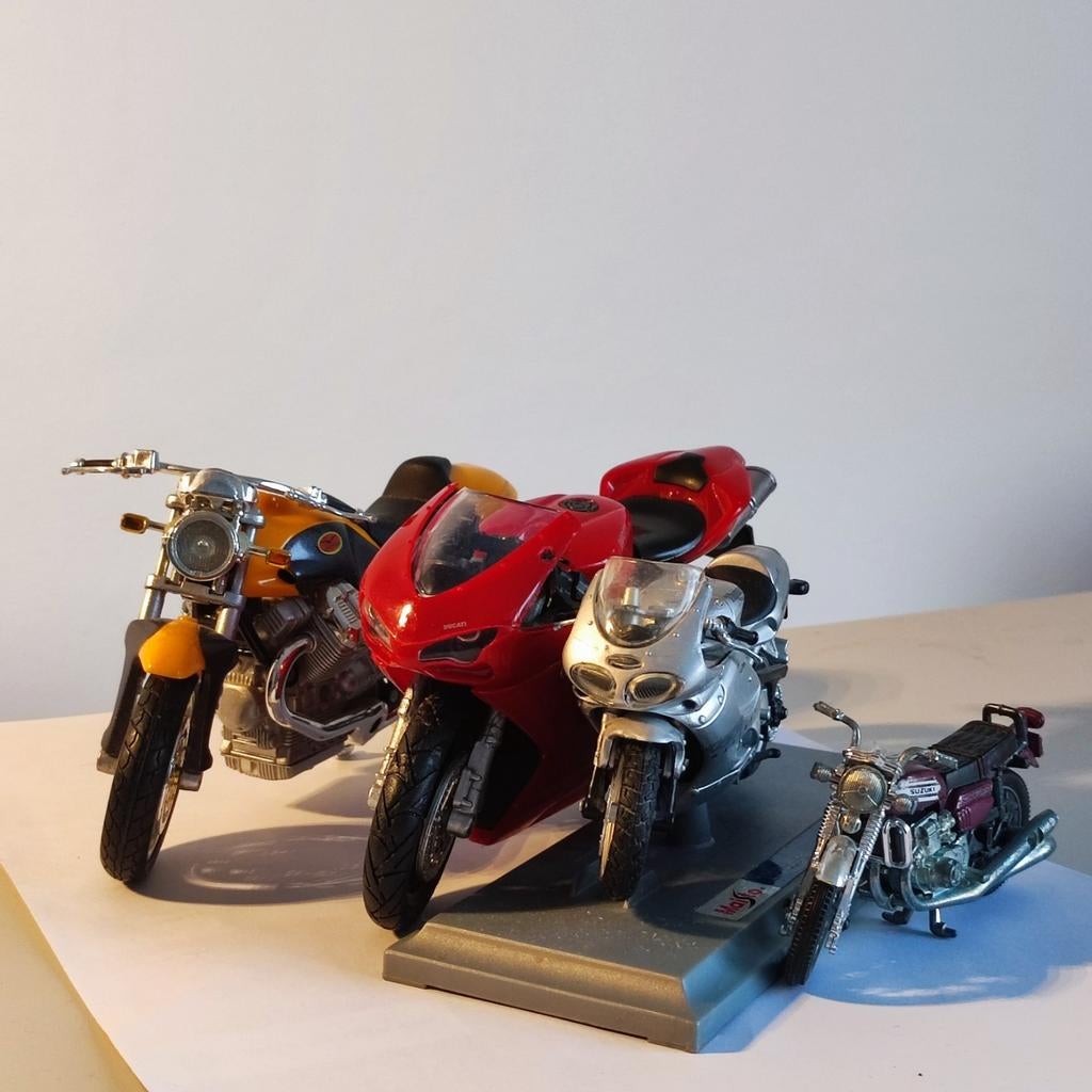 Verkoopt 1 set van 4 miniatuurmotorfietsen (waarvan 1 gratis, Verzenden, Gebruikt