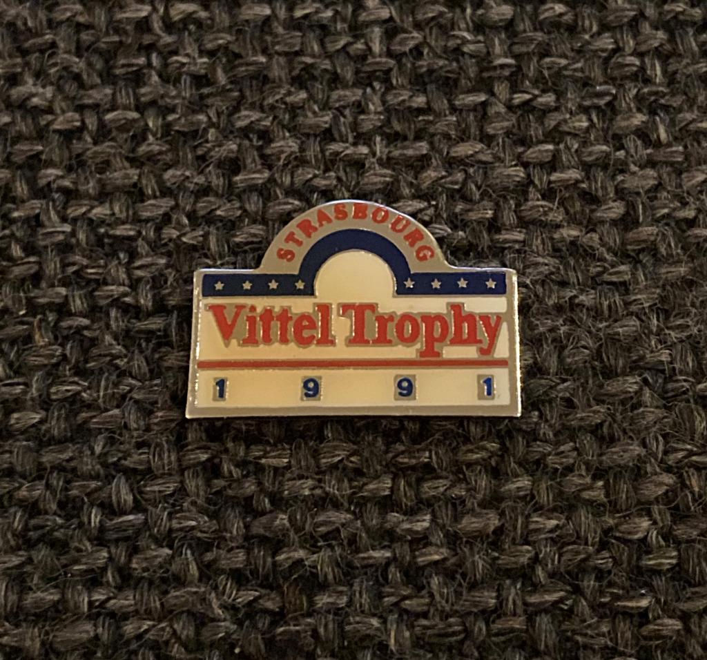 PIN - VITTEL TROPHY - STRASBOURG, Collections, Envoi, Utilisé, Sport, Insigne ou Pin's