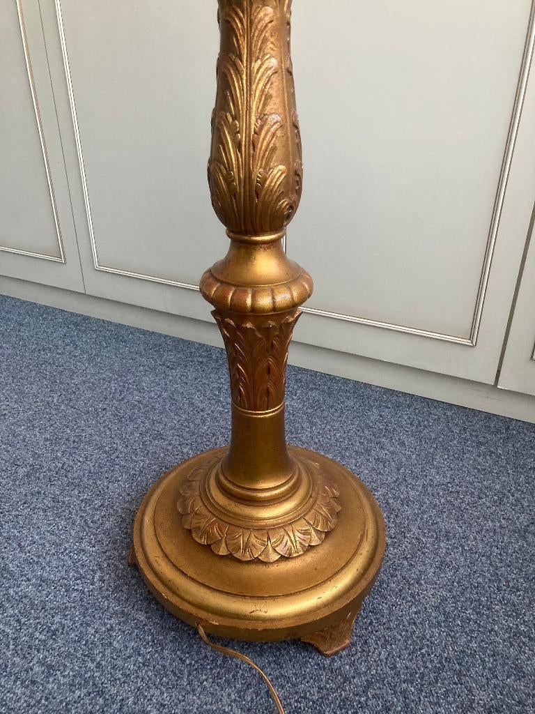 LAMPADAIRE  VINTAGE EN BOIS SCULPTÉ DORÉ  A LA FEUILLE 1925, Comme neuf, Bois, LODEWIJK XVI, 150 à 200 cm