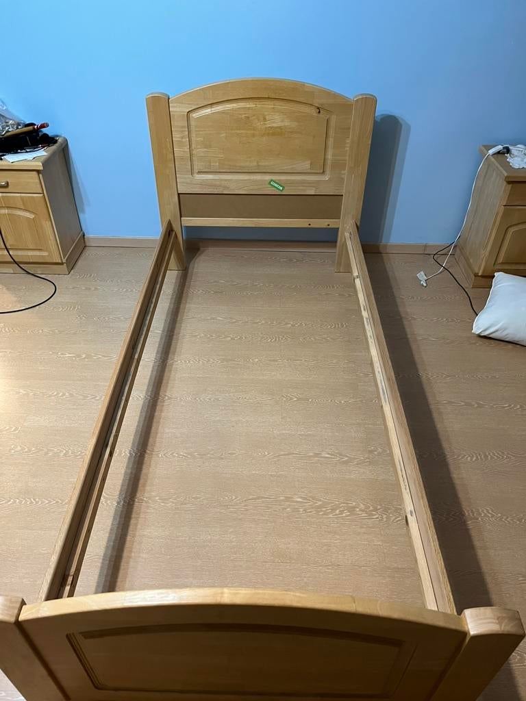 Lit simple a vendre avec table de nuit (mp si intéressé), Maison & Meubles, Enlèvement ou Envoi, Utilisé, Une personne
