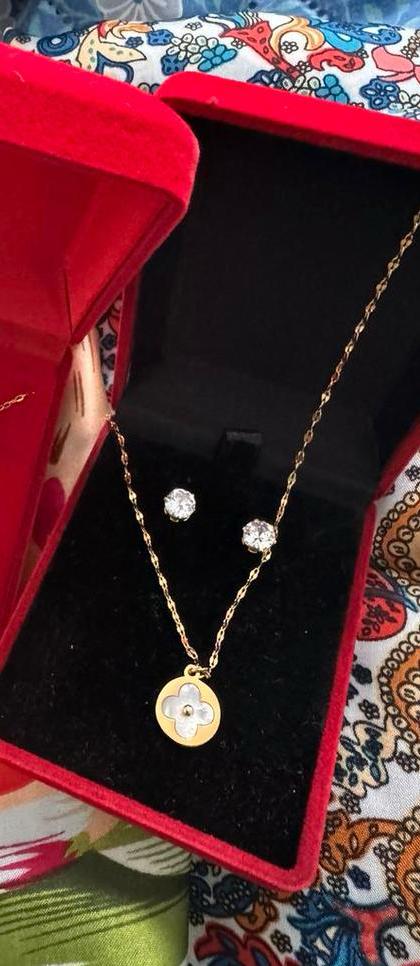 Nieuwe zijden halskettingen en sjaals, Nieuw