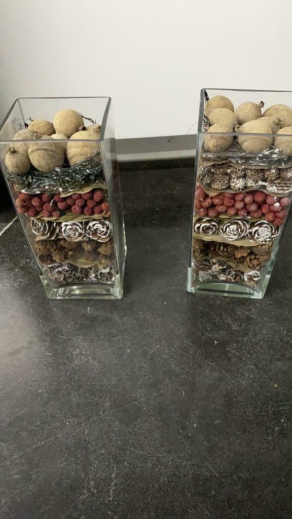 2 mooie vazen met kerstdecoratie, Ophalen of Verzenden
