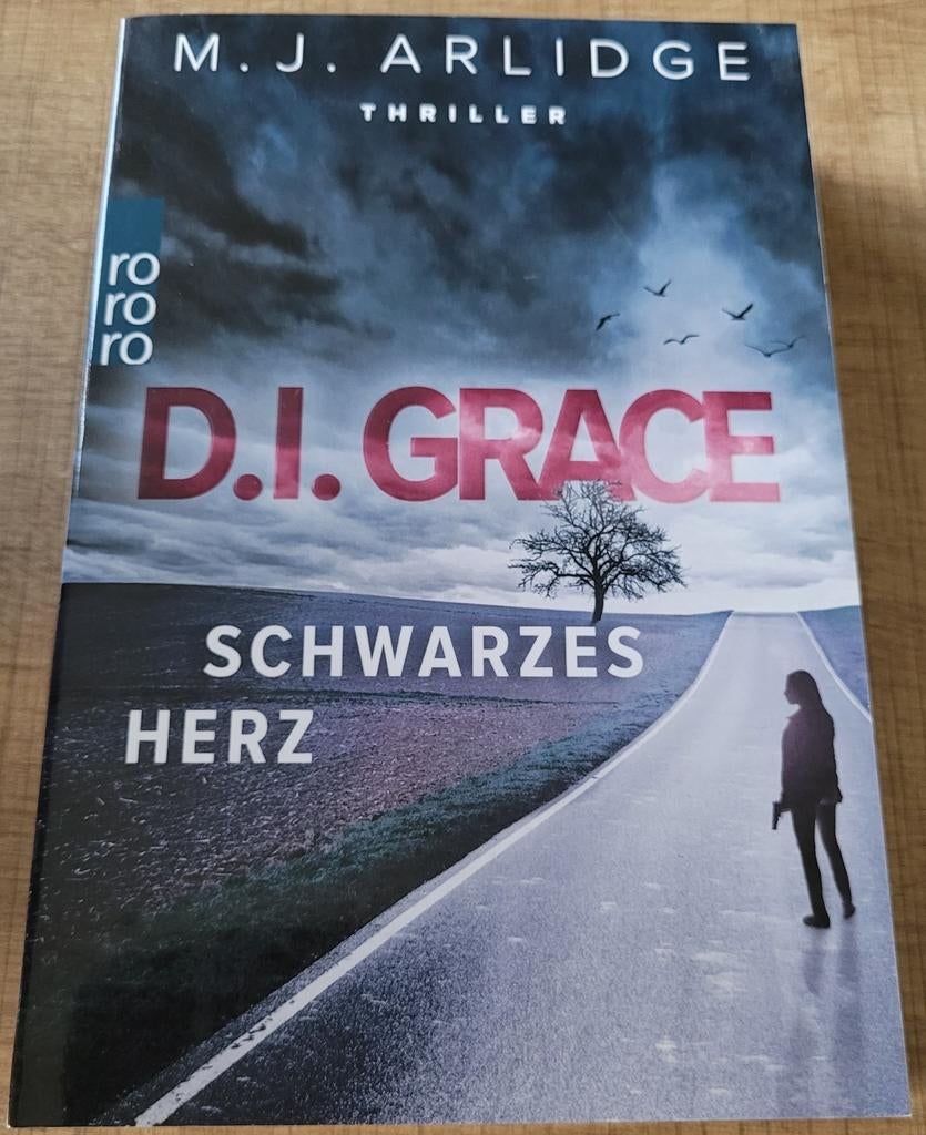 M.J. Arlidge - Schwarzes herz - Duitstalige paperback., Ophalen of Verzenden, Zo goed als nieuw, Europa overig