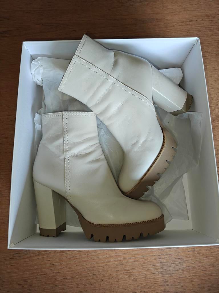 Ecru enkellaarsjes maat 39 Roberto Festa, Kleding | Dames, Schoenen, Zo goed als nieuw, Lage of Enkellaarzen, Beige, Ophalen of Verzenden