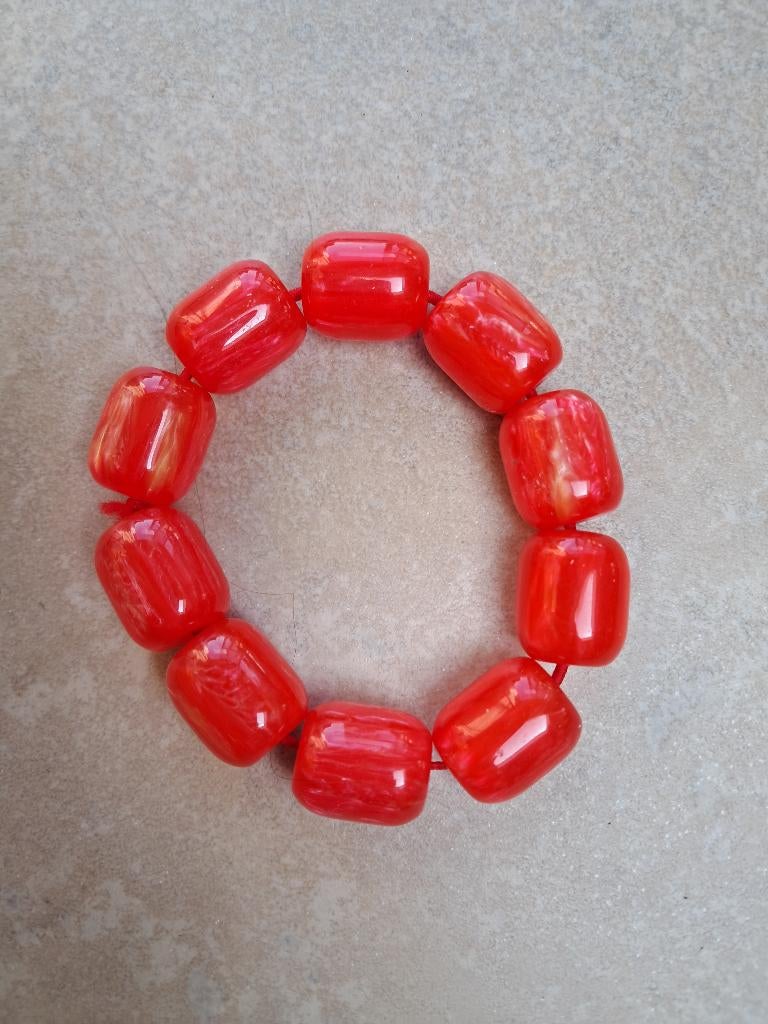 Mooie rode retro stijl armband, Handtassen en Accessoires, Armbanden, Ophalen of Verzenden, Zo goed als nieuw, Rood, Kunststof of Plastic