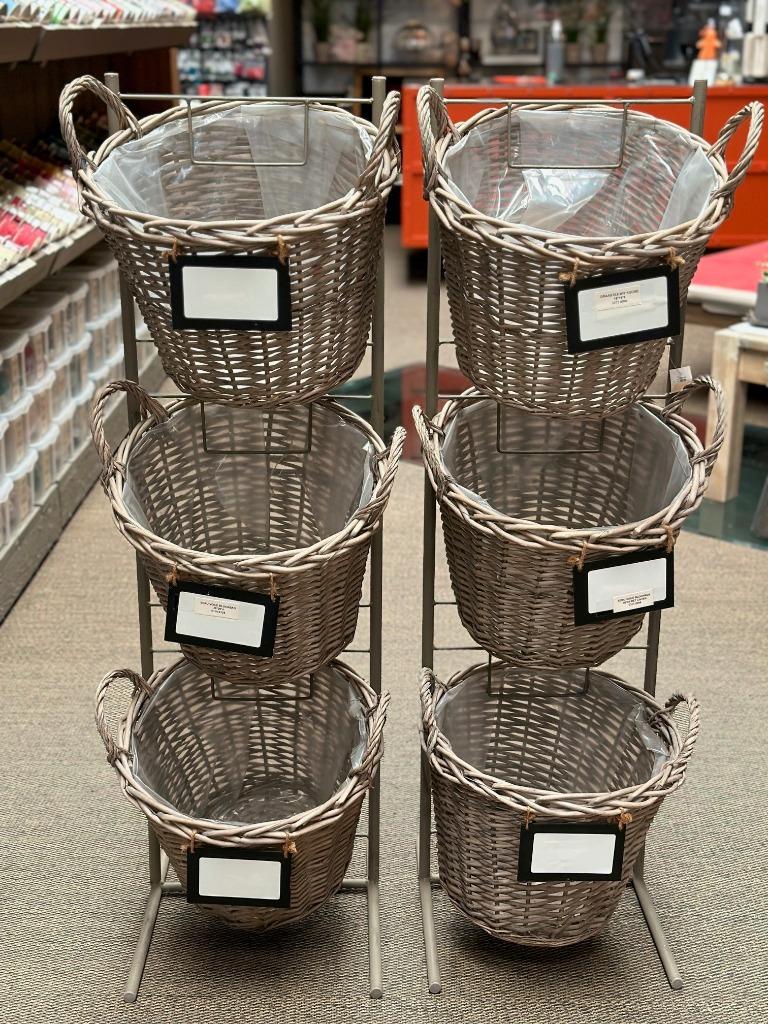 Rotan manden in metalen houder, Huis en Inrichting, Woonaccessoires | Schalen en Manden, Ophalen, Zo goed als nieuw, Rond, Mand
