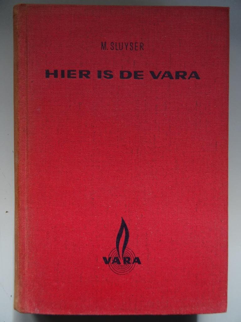 M. Sluyser Hier is de Vara boek over Vara VARA 1e druk 1950, Gelezen, Ophalen of Verzenden, M. Sluyser, Media
