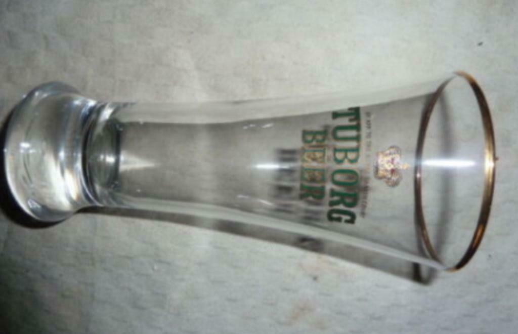 #B bier glas TUBORG BEER kleine fluit groen logo gouden rand, Enlèvement ou Envoi, Neuf, Verre à bière