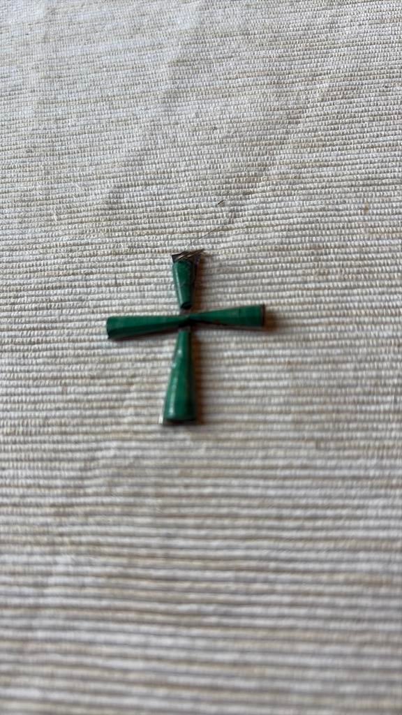 Croix en métal avec jade, Enlèvement, Comme neuf