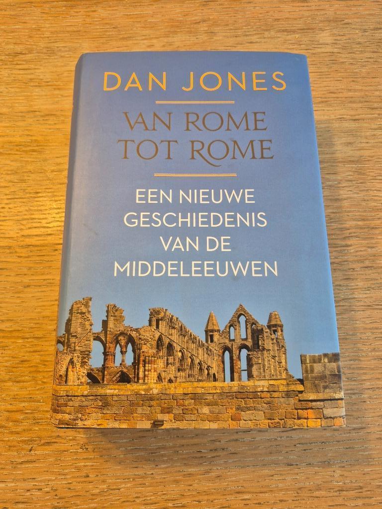 boek "Van Rome tot Rome" (DAN JONES), Boeken, Ophalen of Verzenden, Zo goed als nieuw, Dan Jones,