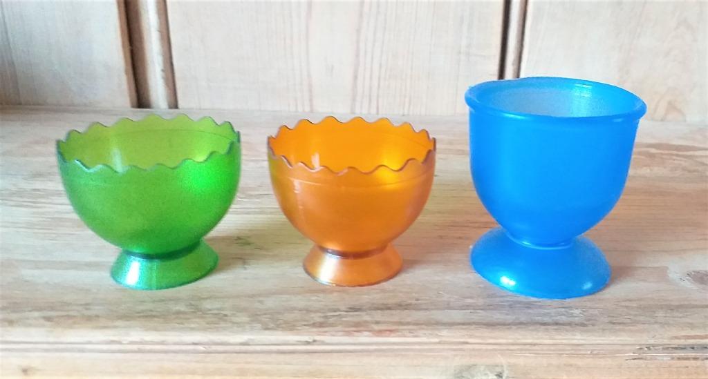 3 anciens coquetiers en plastique - 2 Malines, Enlèvement ou Envoi, Utilisé