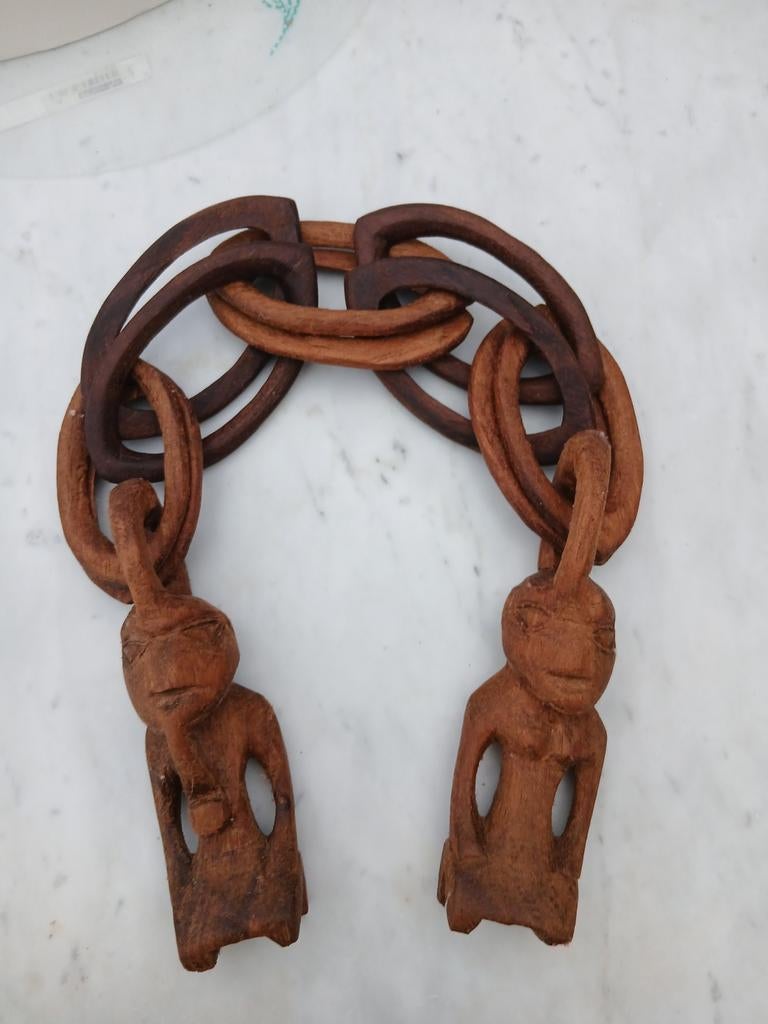 Afrikaanse houten huwelijksketting, Ophalen