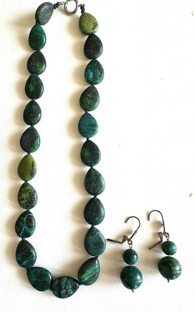 Collier ras de cou et boucles d’oreilles assorties, Collier