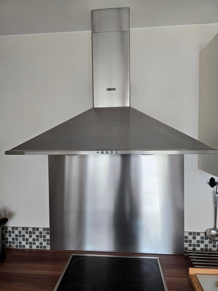 Hote murale Zanussi ZHC900X avec plaque mural, 400 à 600 m³/h, Hotte murale, Enlèvement, Utilisé