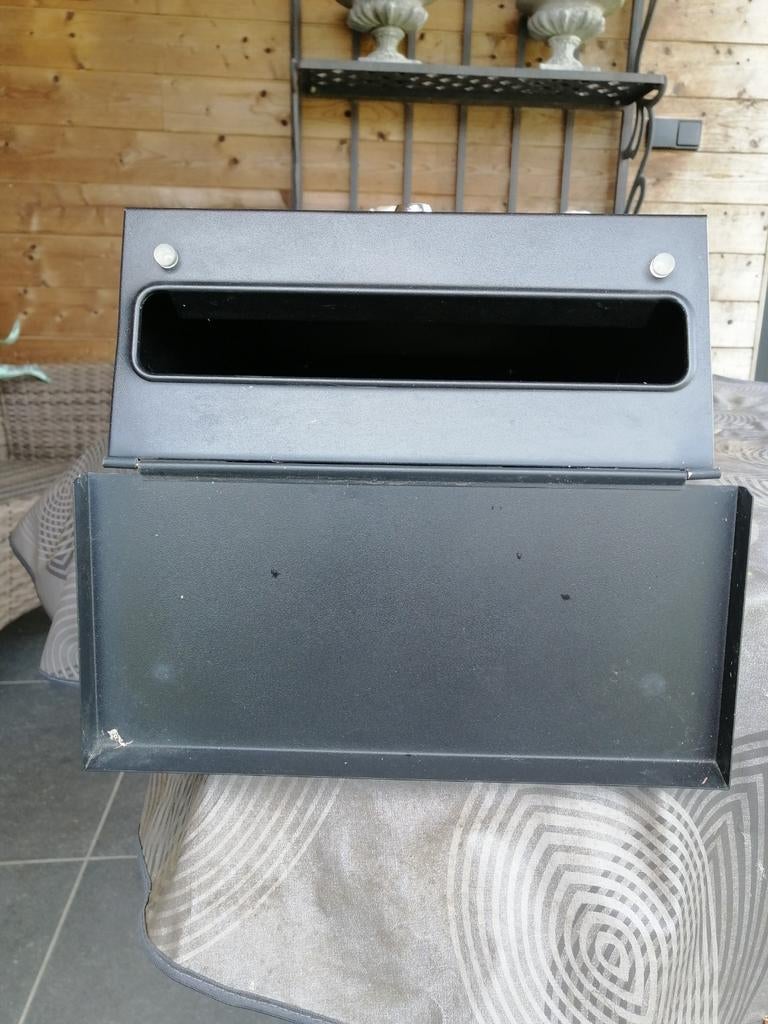 Zwarte, metalen brievenbus, Ophalen