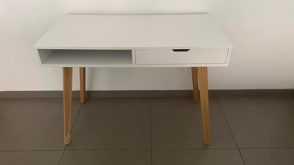 Bureau Jysk - Nieuwstaat, Enlèvement, Comme neuf