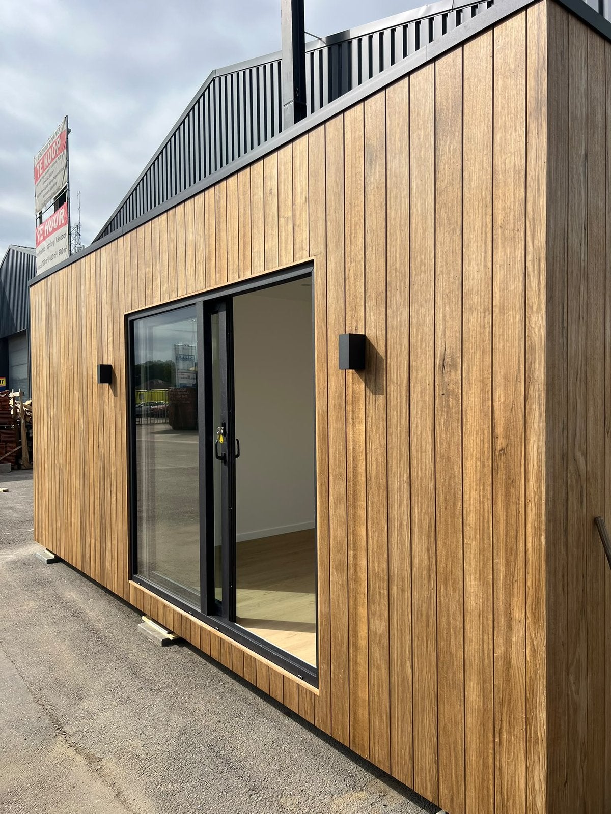 UNITÉ 6 M x 3 M – ENTIÈREMENT AMÉNAGÉE AVEC SALLE DE BAIN, Enlèvement