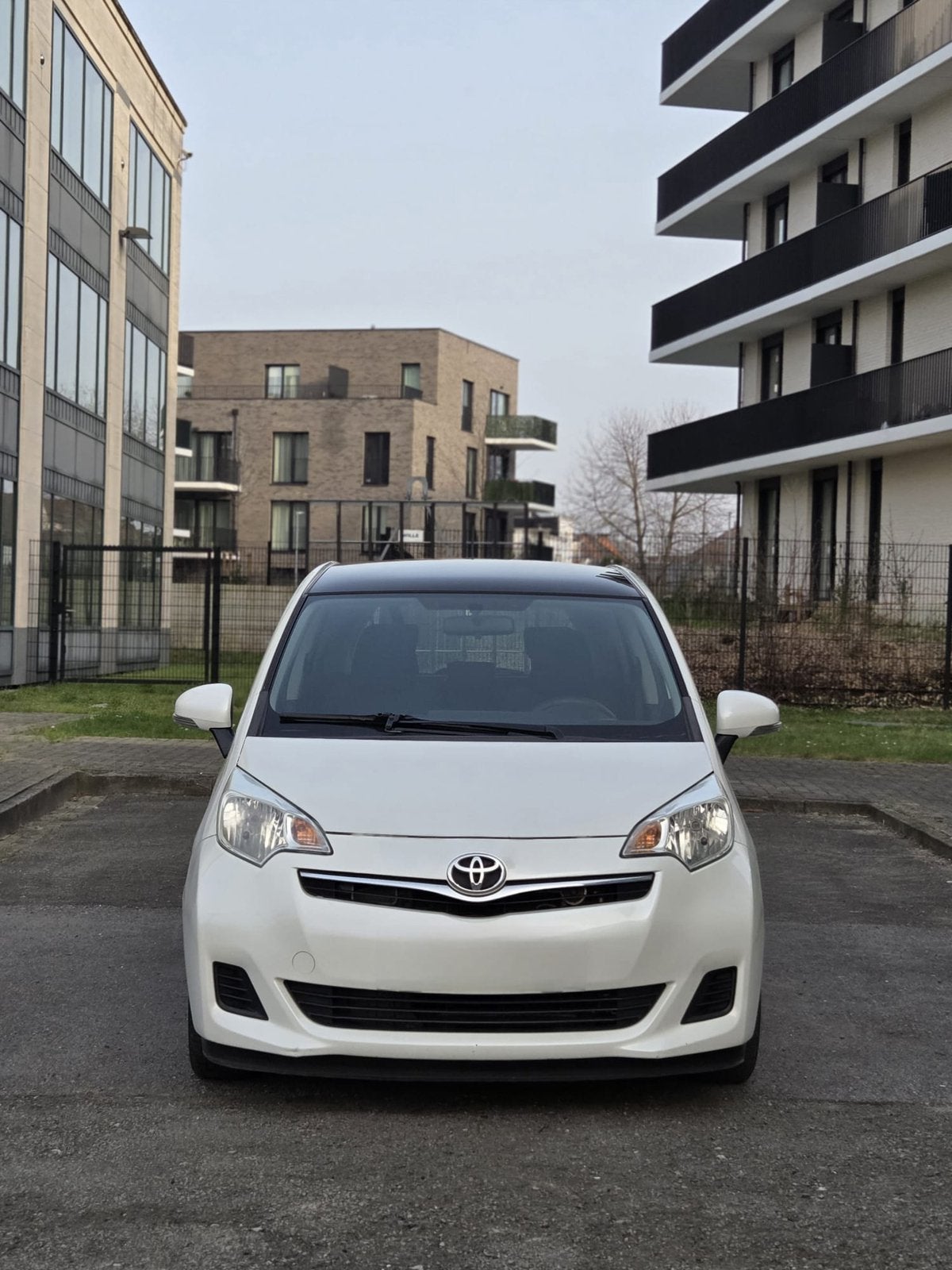 Toyota Verso-s Benzine Automaat-Euro 5, Auto's, Toyota, Automaat, Wit, Bedrijf, 5 deurs