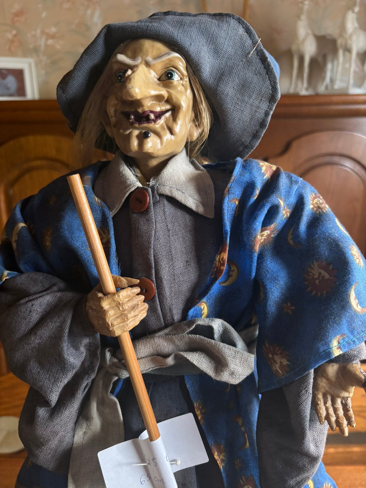 Halloween decoratieve heks met bezem - 63 cm, Ophalen, Textiel, Overige technieken, Figuren