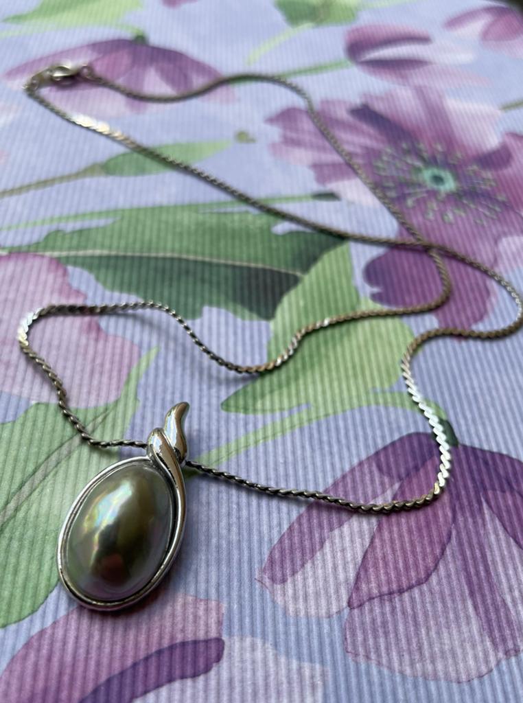 Fijne zilveren schakelketting met druppelvormige parel, Ophalen of Verzenden, Zo goed als nieuw, Zilver, Grijs