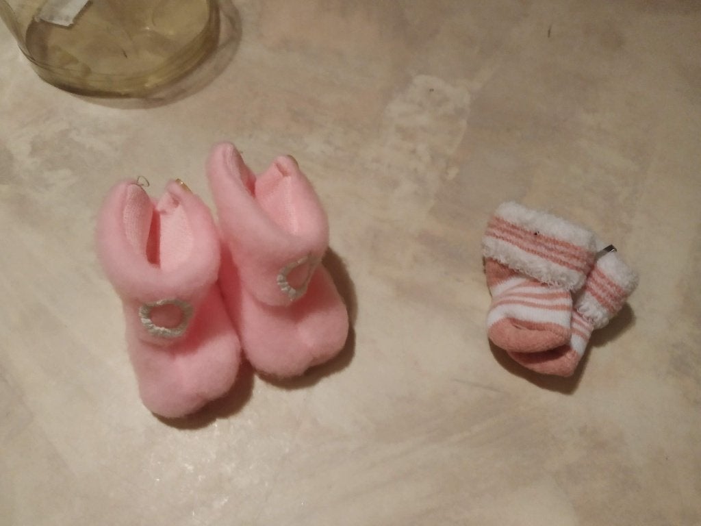 pantoffeltjes baby en sokjes voor de baby 1 maat roze, Kinderen en Baby's, Babykleding | Schoentjes en Sokjes, Ophalen of Verzenden