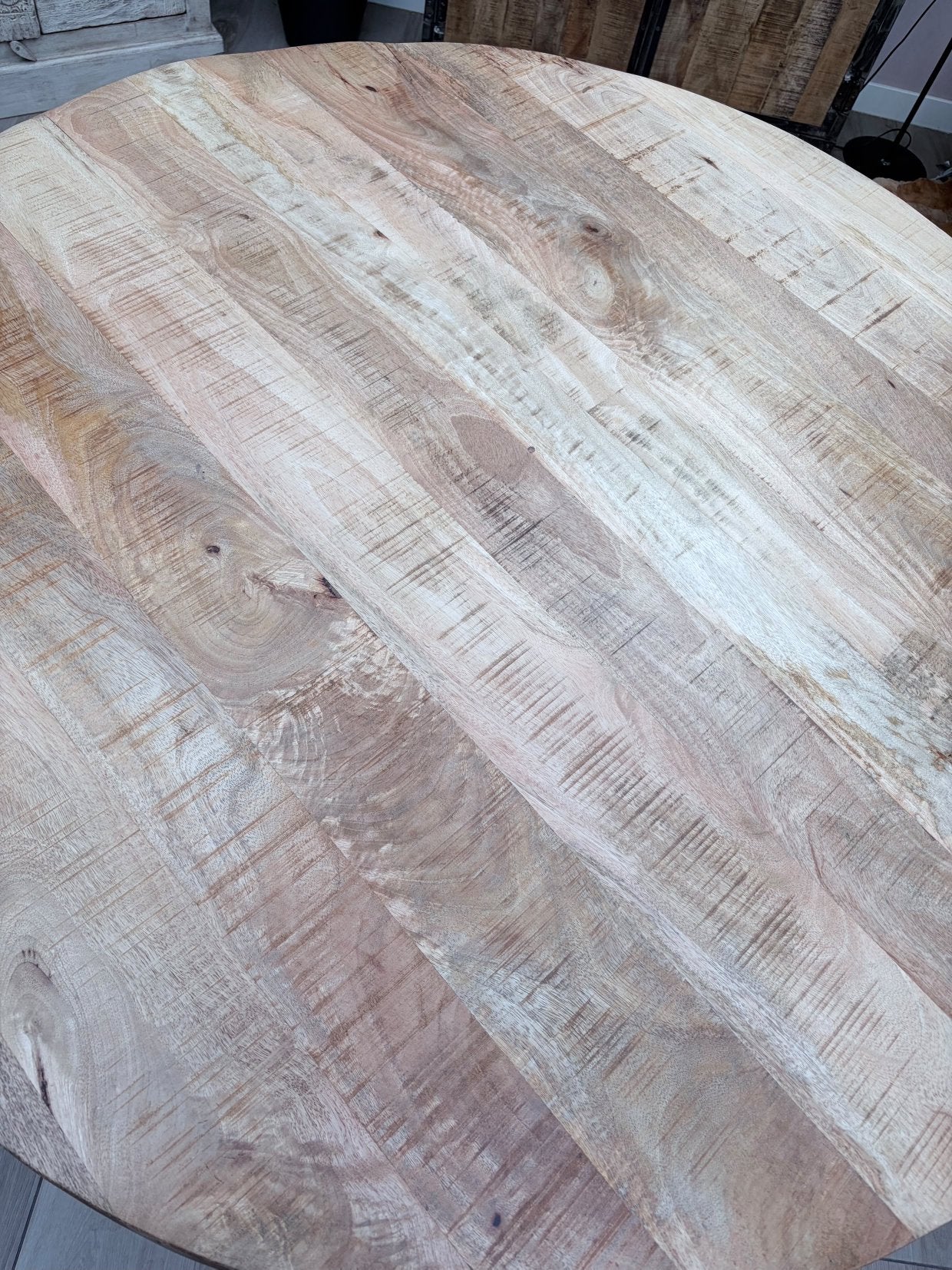 Table ronde en manguier massif 130 cm – Pied araignée, Maison & Meubles, Enlèvement, Comme neuf