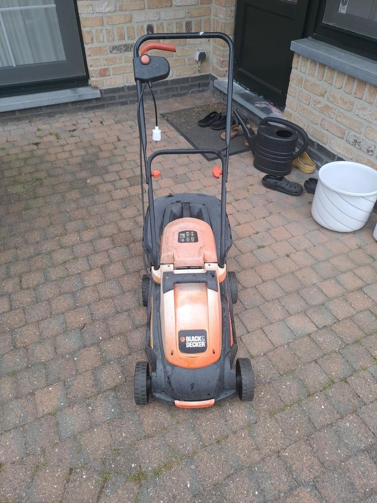 Tondeuse à gazon Black and Decker avec fil, Jardin & Terrasse, Tondeuse rotative, Sac de ramassage, Enlèvement, Utilisé
