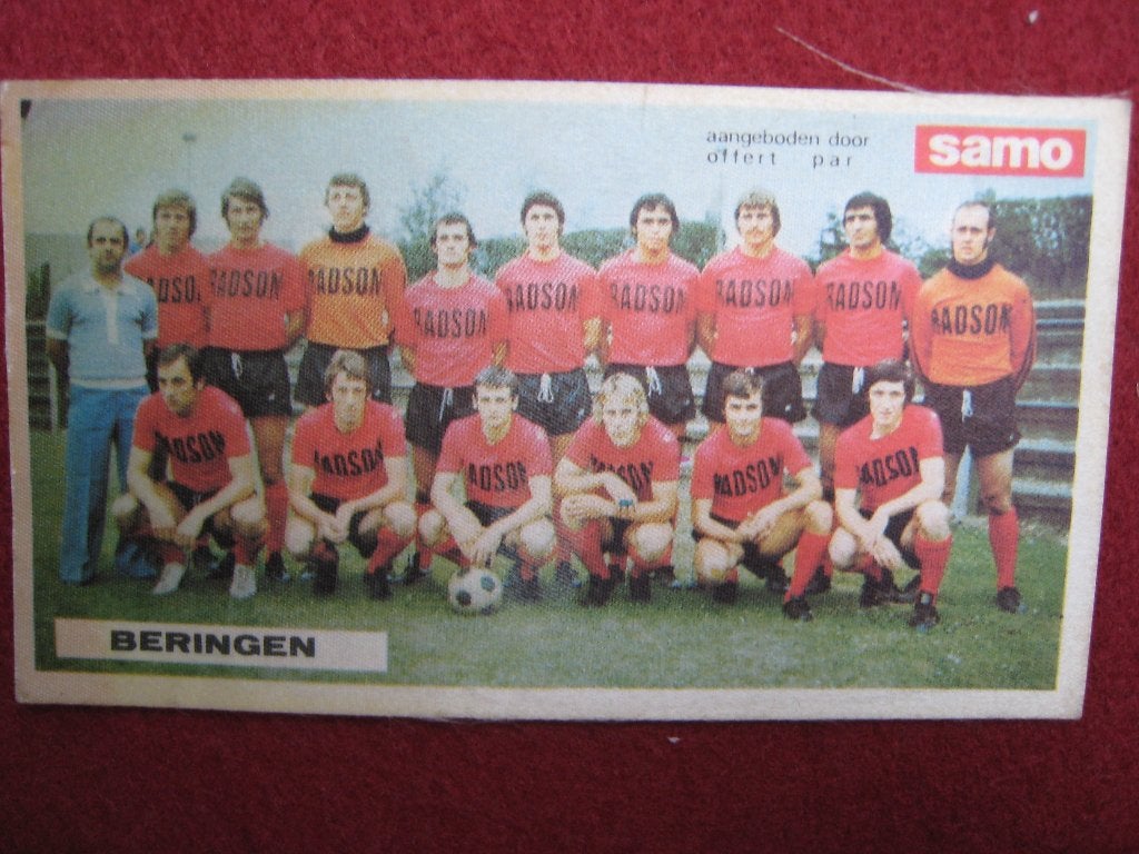 Vintage satijnen voetbal ploeg Beringen Samo Chips, Boeken, Prentenboeken en Plaatjesalbums, Verzenden, Gelezen