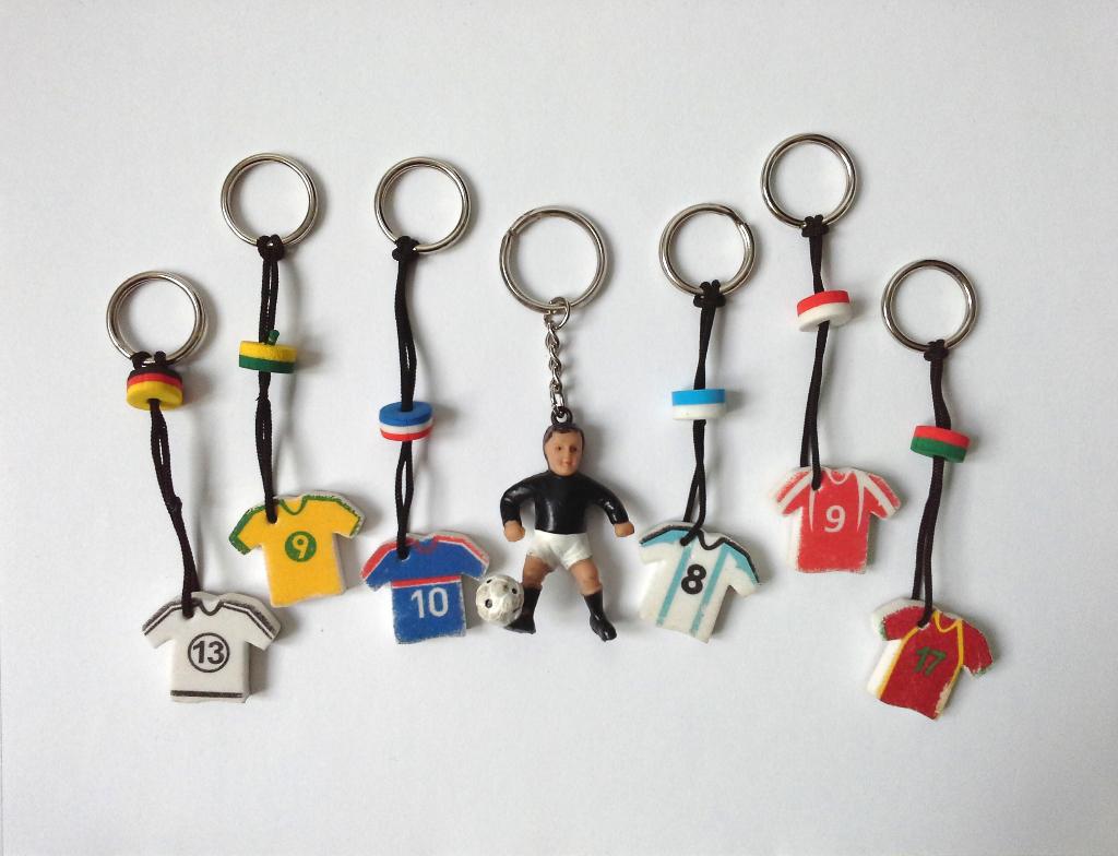Porte-clés joueur de football + 6 porte-clés maillots, Ophalen, Gebruikt