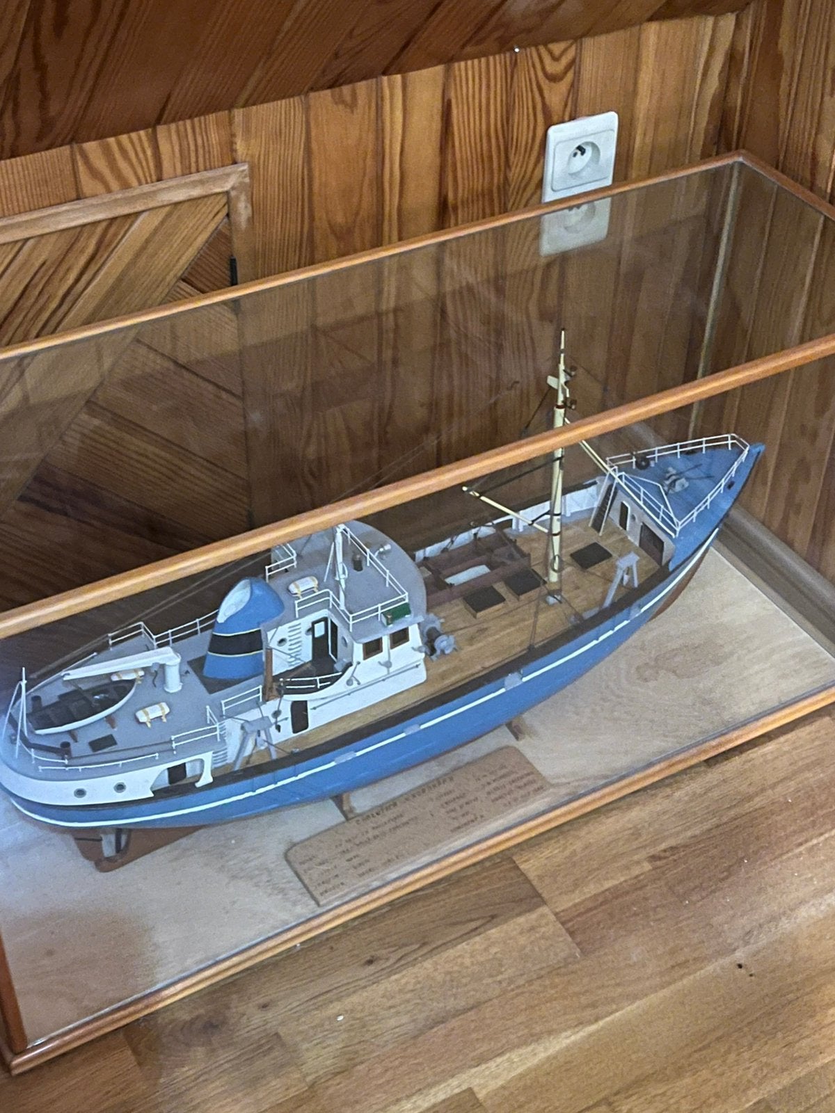 Maquette d’unchalutier avec son aquarium, Enlèvement, Comme neuf