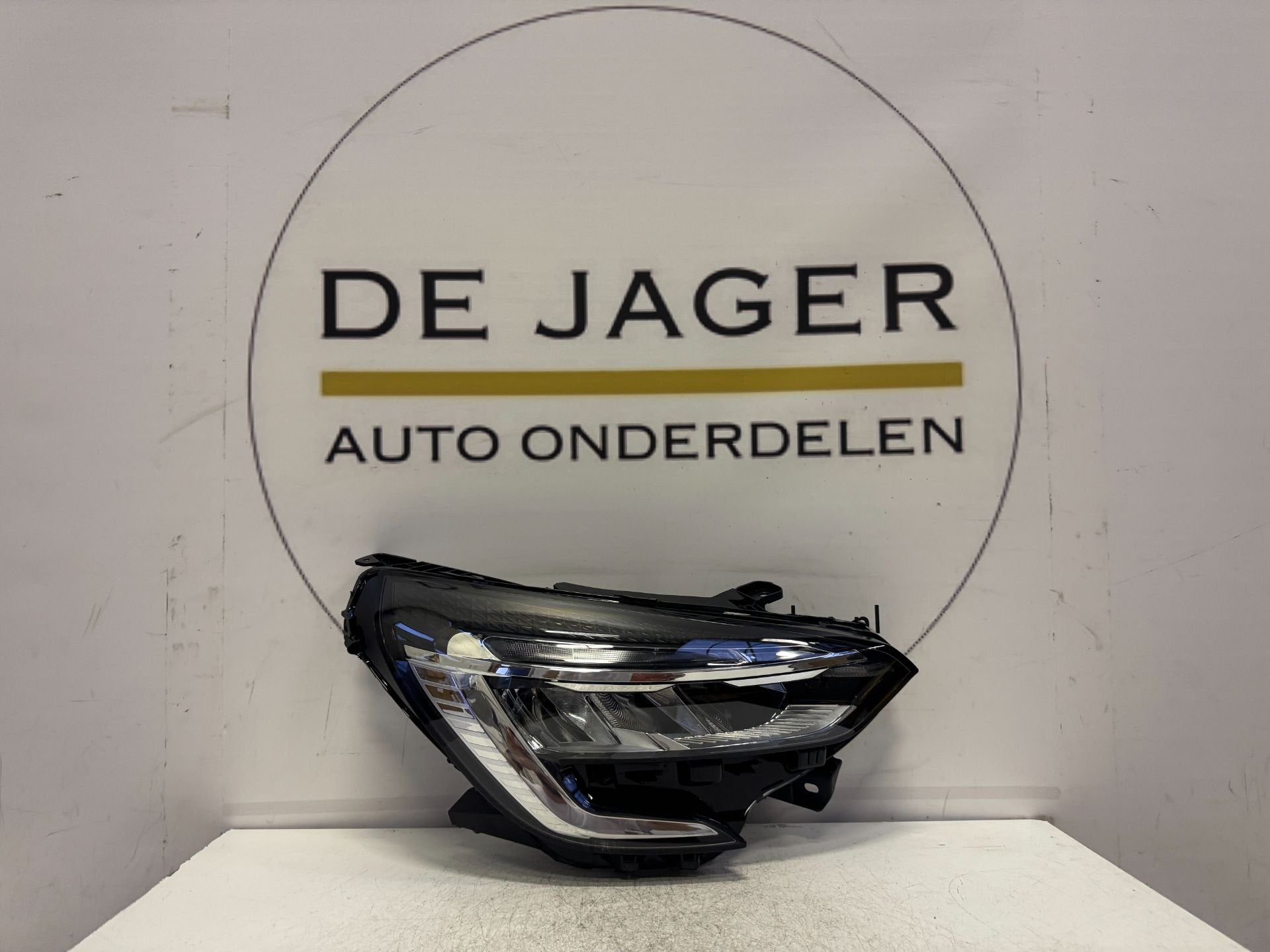 Phares avant LED droits Renault Clio 5 KOPLAMP 260108676R 26, Contact.group@renault.com, Renault, Avenue du General Leclerc 122bis
92100  Boulogne-Billancourt, FR
