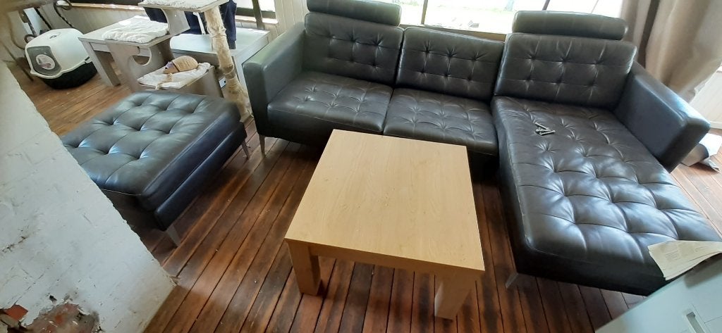 Lederen salon met salontafel Domo en poef, Ophalen, Gebruikt, Driepersoons, Rechte bank
