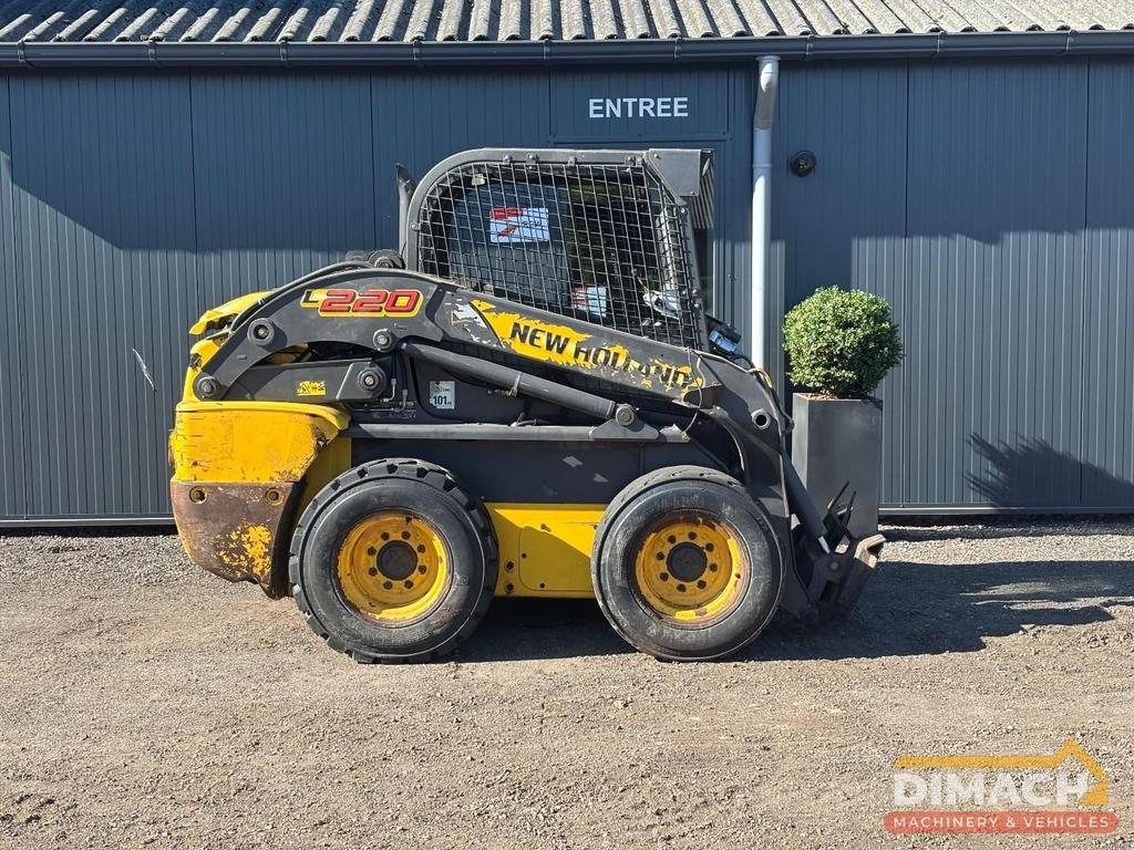 New Holland L220 schranklader - 4x4 - brandschade, motor oke, Articles professionnels, Machines & Construction | Grues & Excavatrices