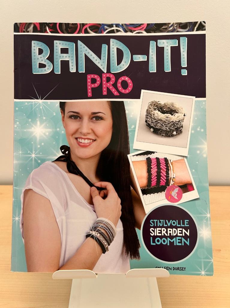 Band-it Pro - Loom bandjes sieraden maken - boek, Ophalen of Verzenden, Gebruikt, Overige typen