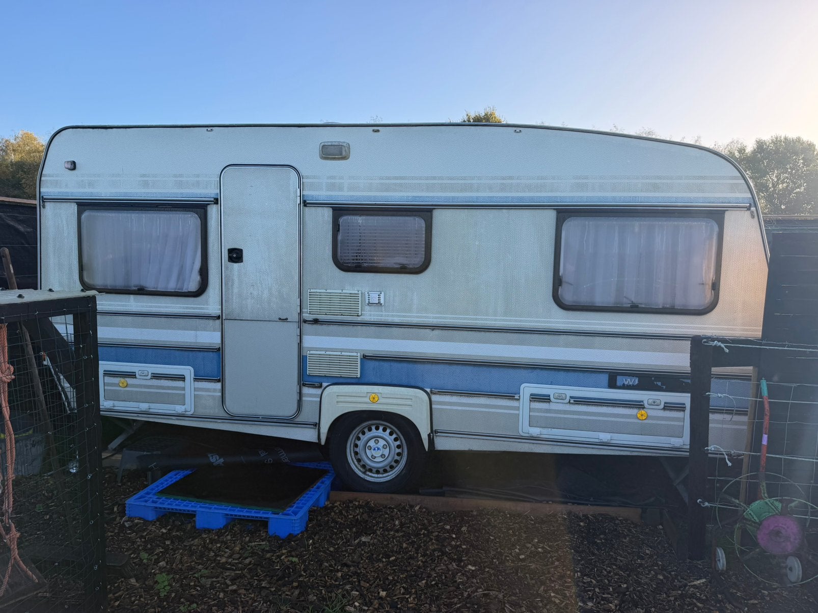Caravan / speelhuis / werfkeet, Particulier, Wilk
