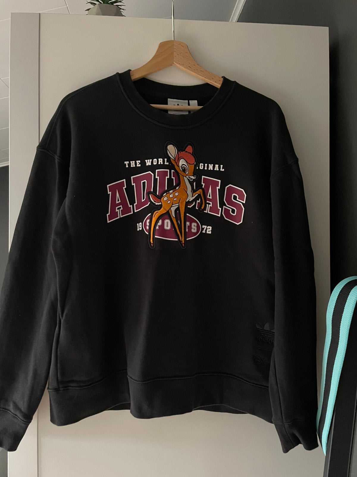Pull adidas x disney taille 36, Vêtements | Hommes, Enlèvement, Comme neuf