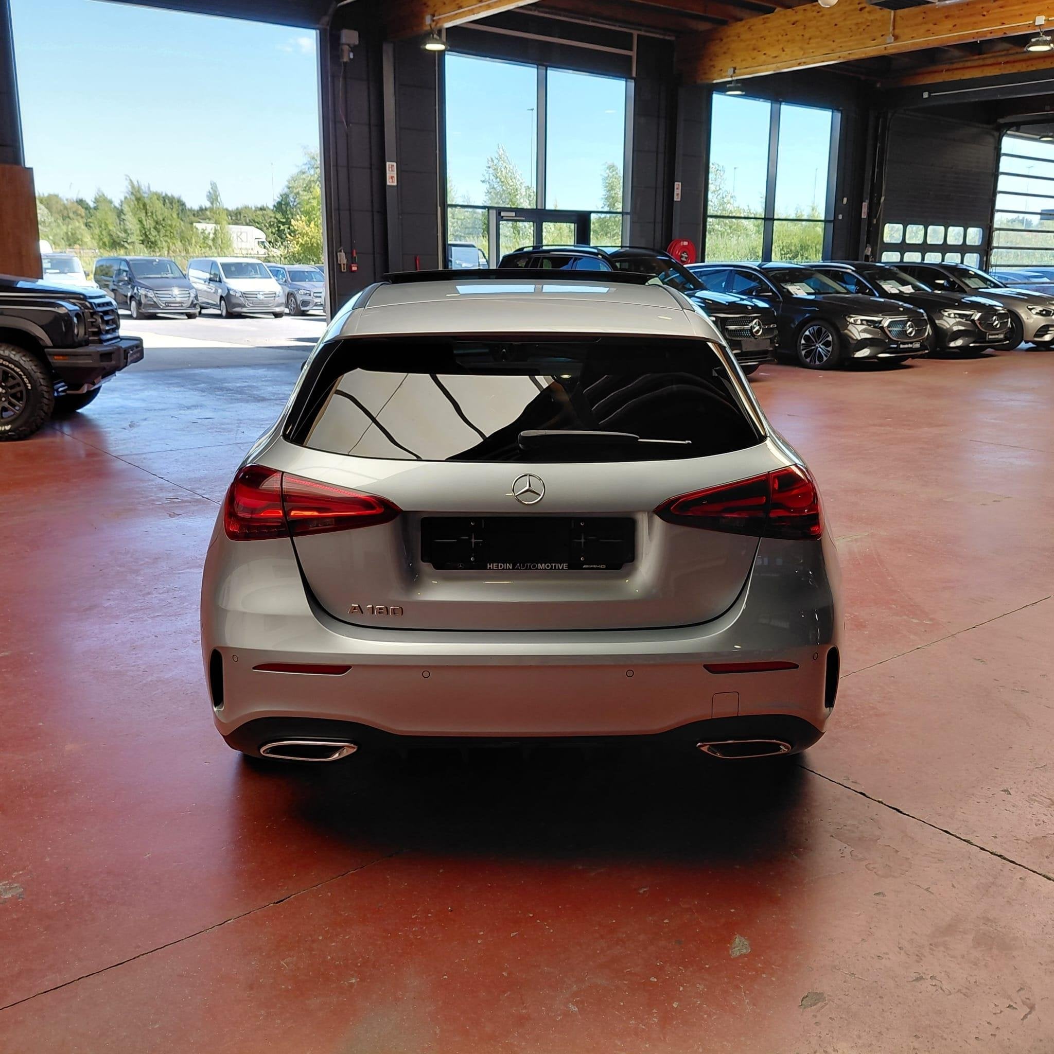 Mercedes-Benz A-klasse 180 Hatchback AMG Line | Panoramisch, Autos, Mercedes-Benz, Achat, 1340 kg, Entreprise, Entretenue par le concessionnaire