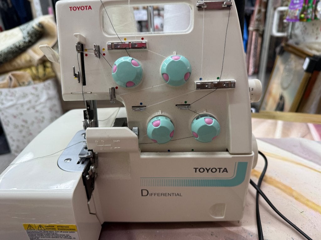 Toyota  differential naaimachine, Hobby en Vrije tijd, Naaimachines en Toebehoren, Ophalen of Verzenden, Zo goed als nieuw, Naaimachine