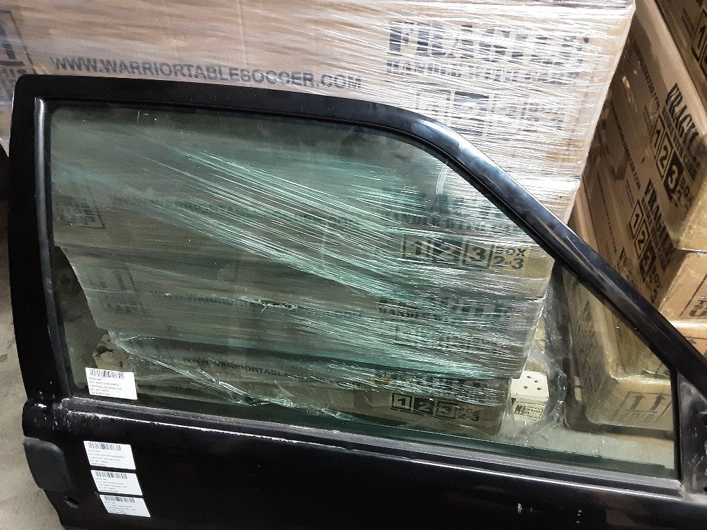 VITRE AVANT DROITE Peugeot 106 II (01-1996/07-2004), Kontakt-peugeot@peugeot.com, Utilisé, Peugeot Deutschland GmbH, Bahnhofsplatz
65423  Rüsselsheim, DE