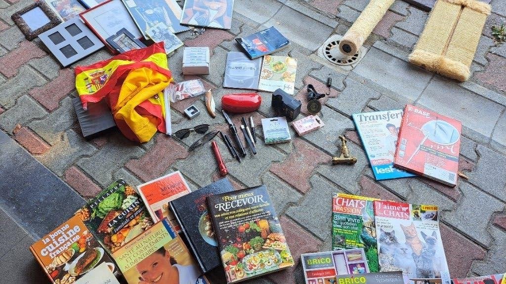 2 caisses +/- 50 objets GRATUIT, Enlèvement