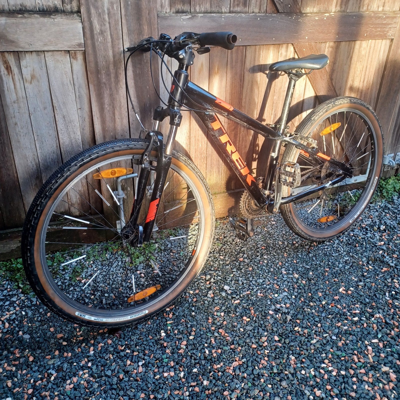 Vélo de montagne Trek Marlin 4 — Tough Hardtail (noir/orange, V-brakes, Acier, Enlèvement, Utilisé